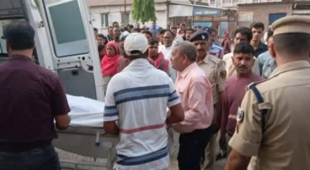 सुल्तानगंज नगर परिषद में हुई गोलीबारी में कार्यपालक पदाधिकारी की मौत, नगर सभापति की हालत नाज़ुक