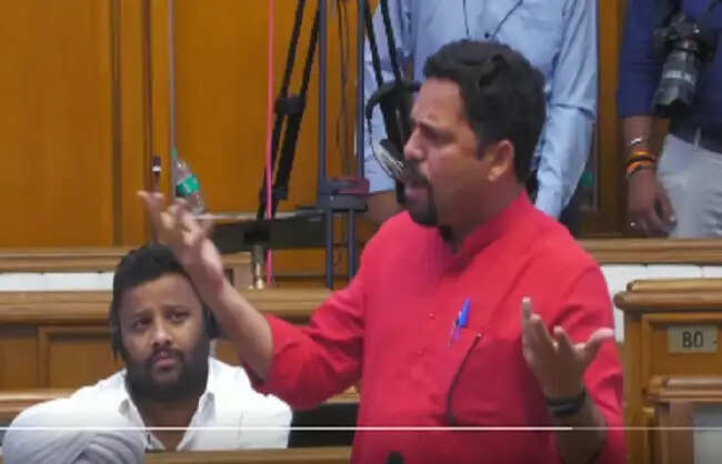 विधानसभा में आआपा विधायकों का हंगामा, कथित साइकिल घोटाले पर चर्चा की मांग