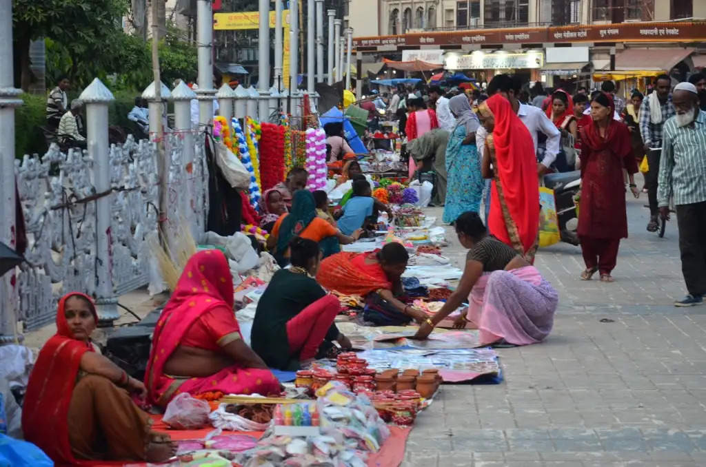 ग्वालियर: पति की लम्बी आयु के लिए महिलाएं बुधवार को रखेंगी करवाचौथ का व्रत