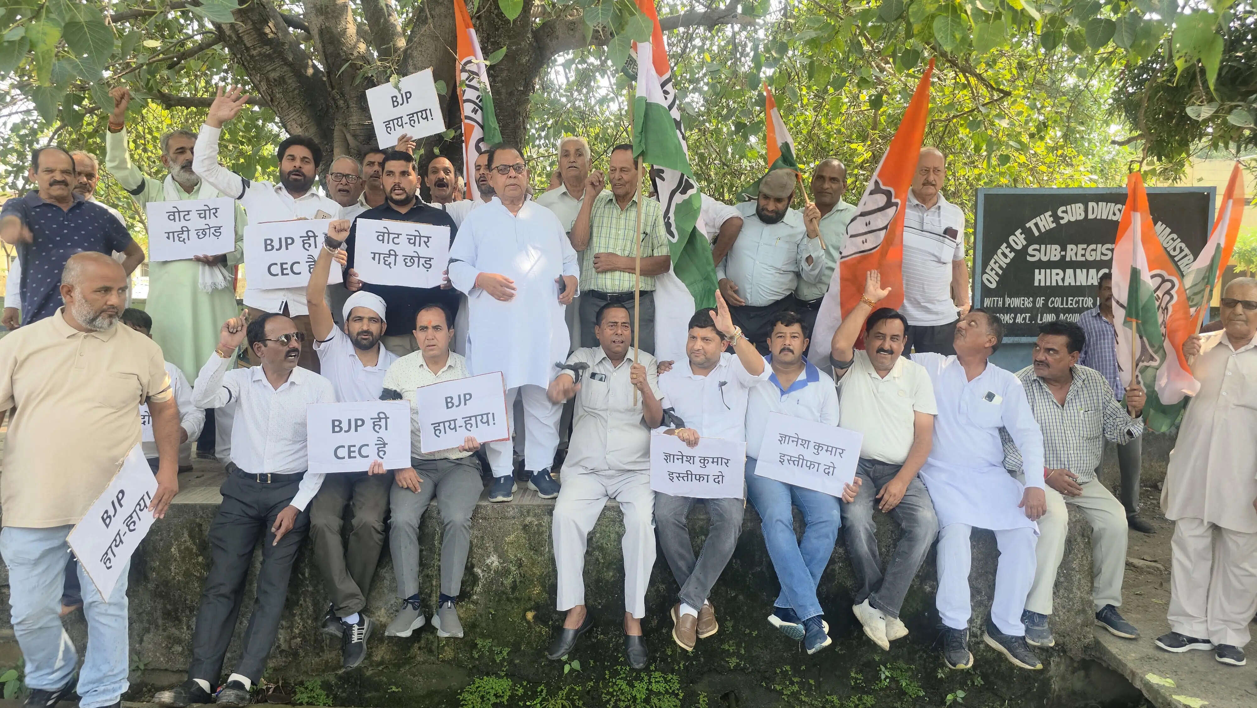 ज्ञानेश कुमार के इस्तीफे को लेकर हीरानगर में कांग्रेस का जोरदार प्रदर्शन