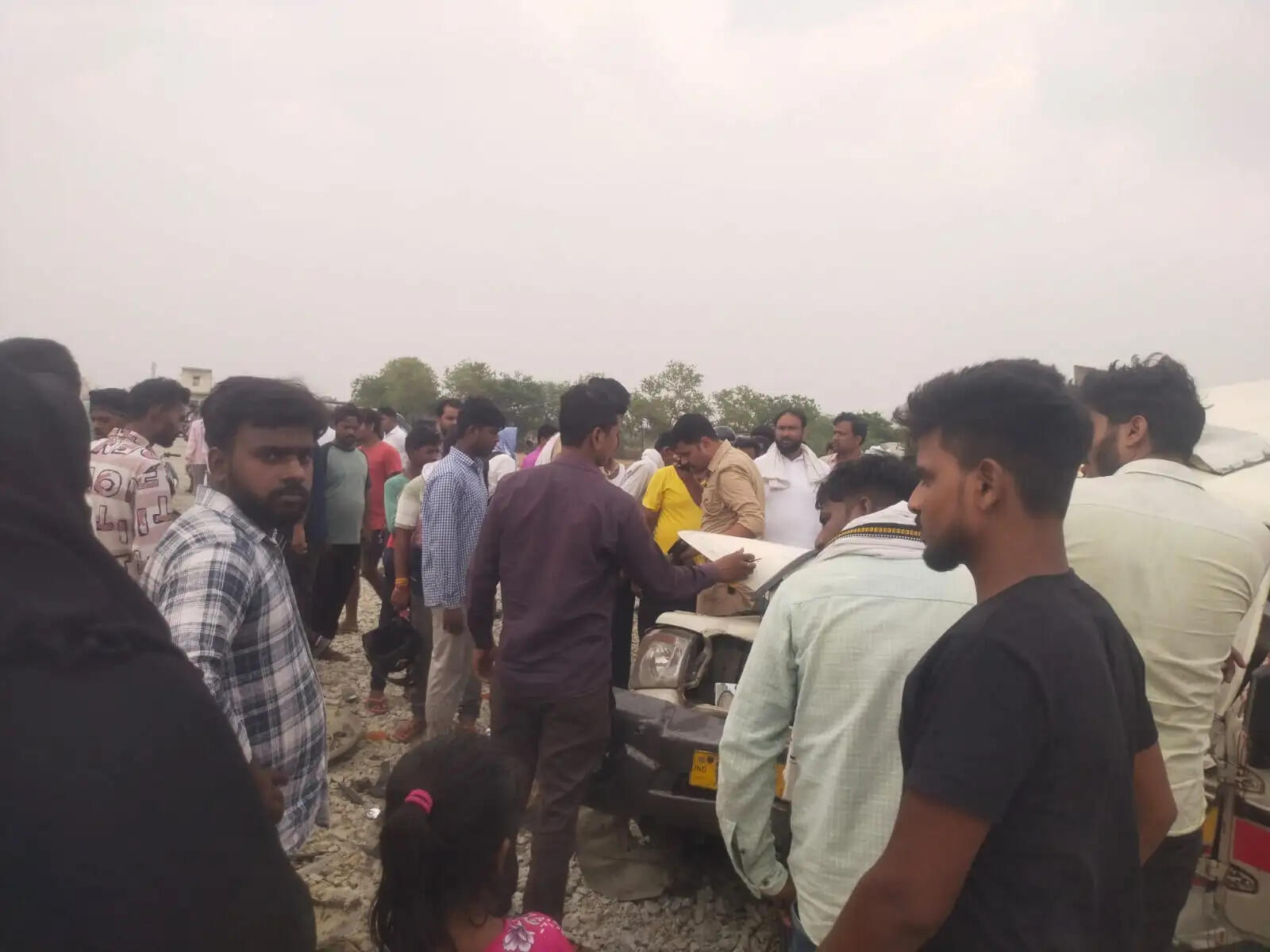 जौनपुर में शव लेकर जा रही एंबुलेंस और स्कॉर्पियो में भीषण टक्कर, छह घायल, चालक की हालत गंभीर