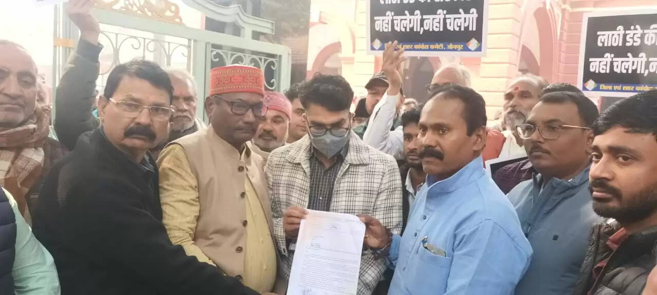 कांग्रेस कार्यकर्ताओ ने वाराणसी में पुलिस की बर्बरता के विरोध में डीएम को सौंपा ज्ञापन