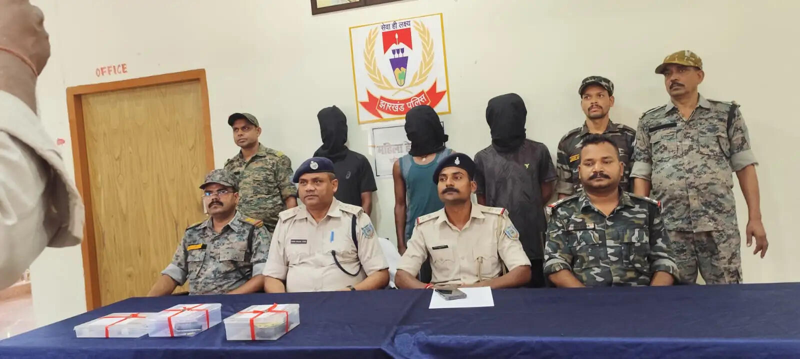 हथियार के साथ तीन अपराधी की रफ्तार