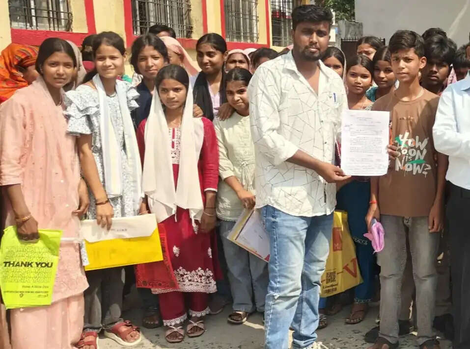 दूरस्थ विद्यालय आवंटन से नाराज 70 छात्रों ने डीईओ कार्यालय का किया घेराव, नजदीकी स्कूल में नामांकन की मांग