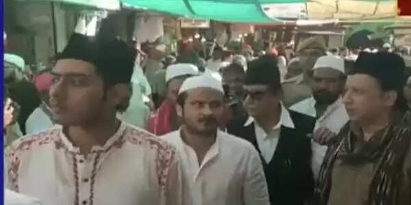 सपा नेता आजम खान पहुंचे अजमेर ख्वाजा की दरगाह, मांगी मन्नत
