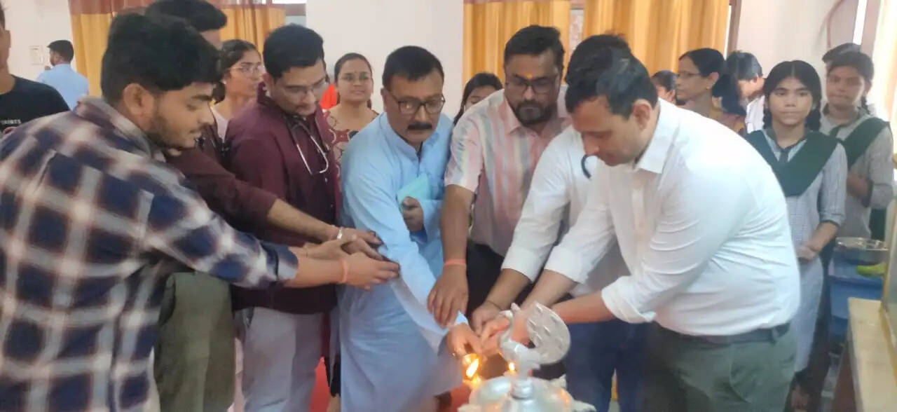 विश्व स्वास्थ्य दिवस पर विद्यार्थियों का स्वास्थ्य परीक्षण एवं परामर्श कार्यक्रम आयोजित