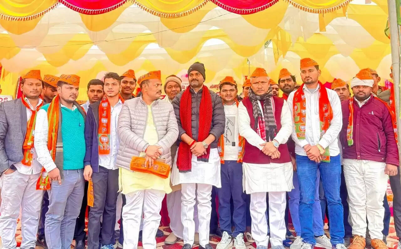 सपा समेत विभिन्न दलों के दाे दर्जन कार्यकर्ता भाजपा में शामिल