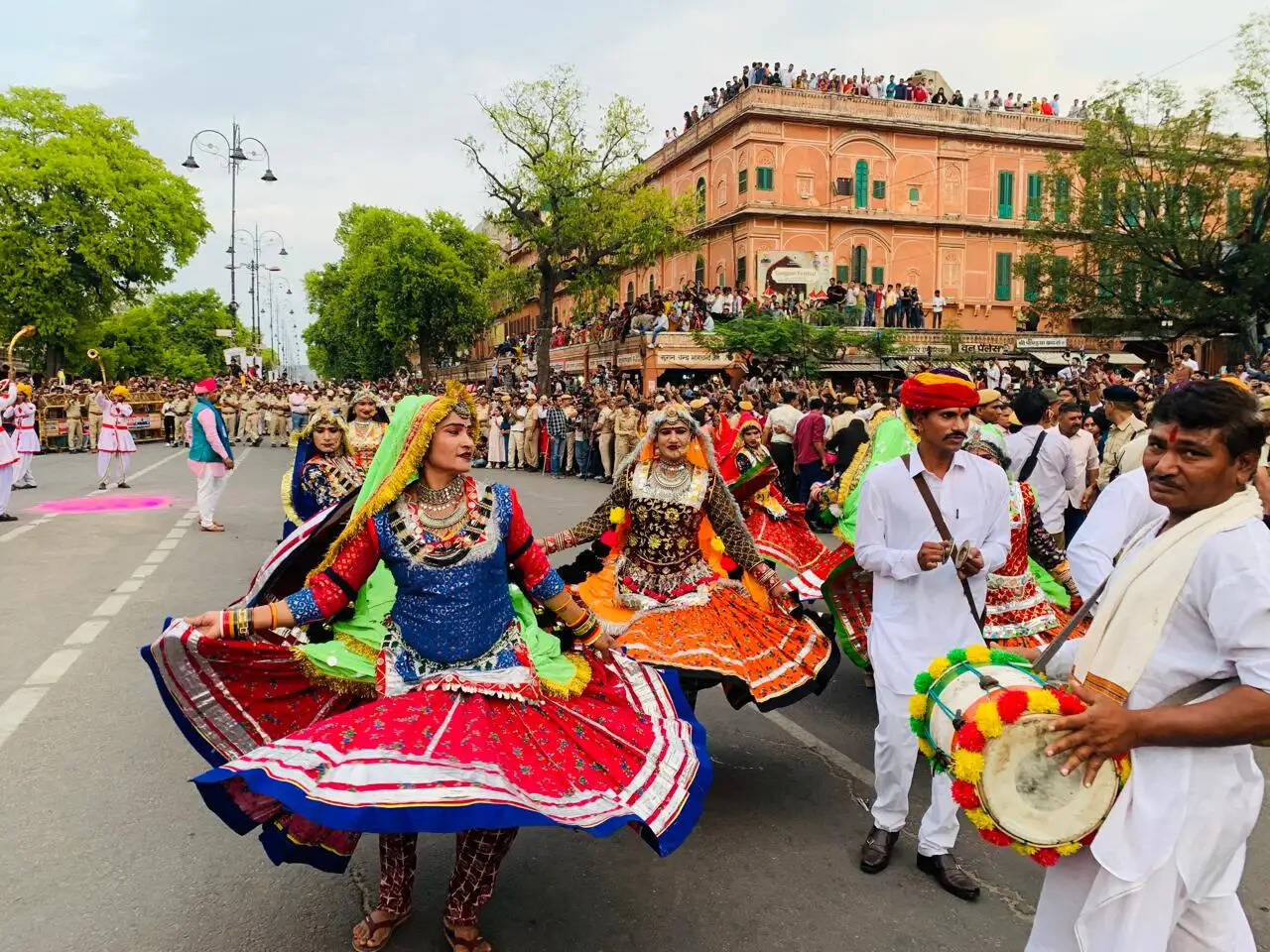 शाही ठाठ-बाट से निकली गणगौर माता की शोभायात्रा