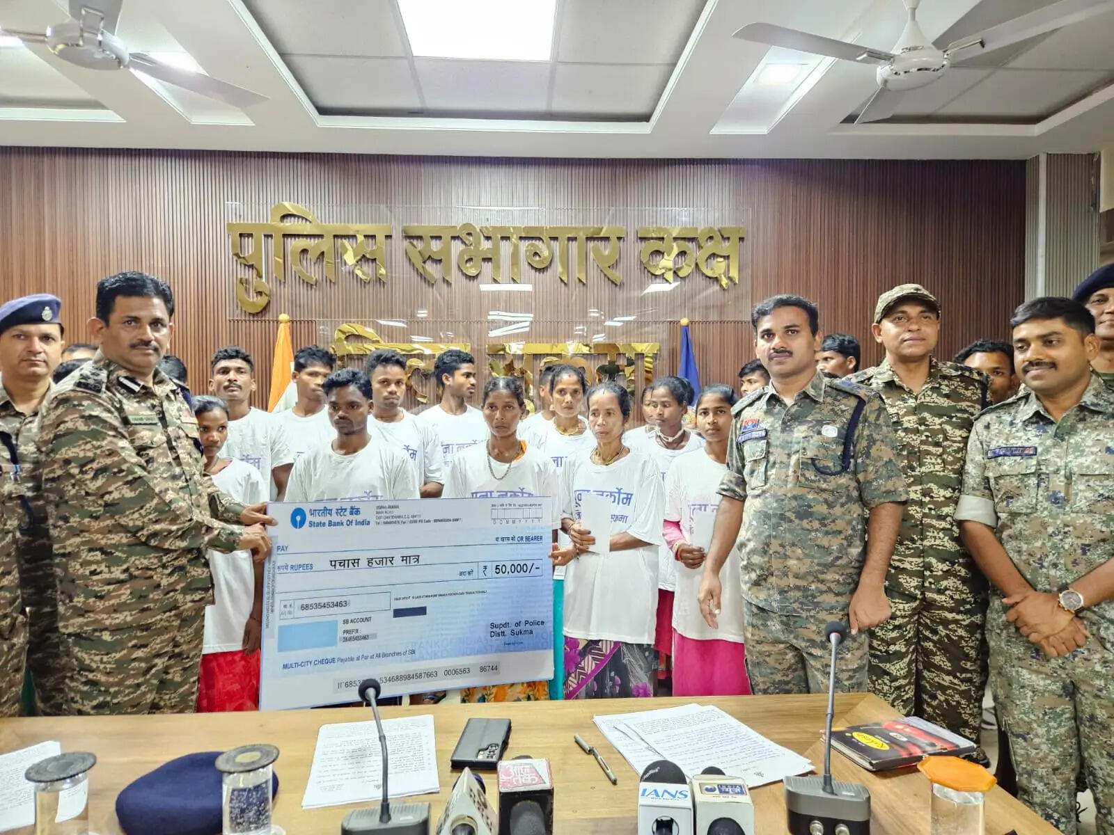 छत्तीसगढ़ के सुकमा में एक नक्सल दम्पति सहित 40 लाख के 22 नक्सलियों ने किया आत्मसमर्पण