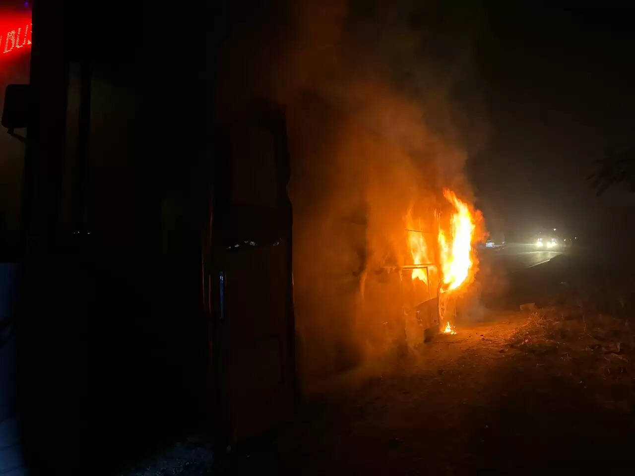 कुंभ नहाने जा रहे श्रद्धालुओं से भरी बस में लगी आग, कूद कर बचाई जान