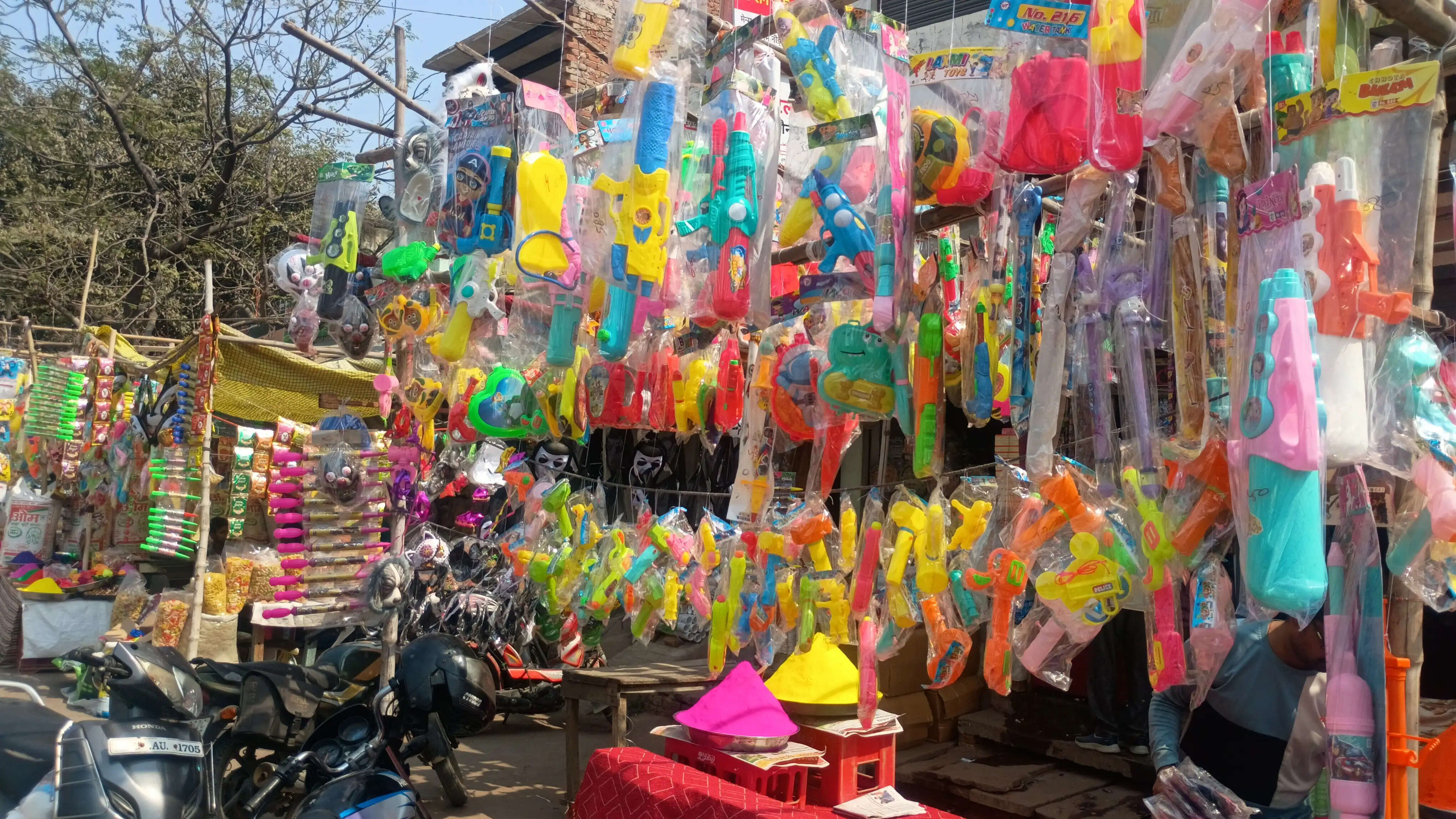 होली को लेकर बाजारों में रौनक, हर्बल गुलाल की बढ़ी मांग