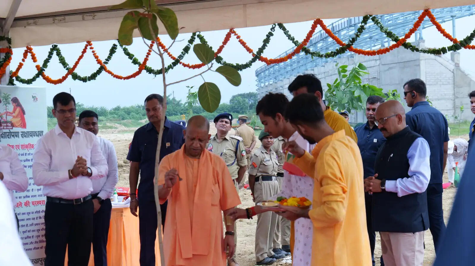 एमजीयूजी में मुख्यमंत्री याेगी ने किया भाई बहन पौधरोपण का शुभारंभ