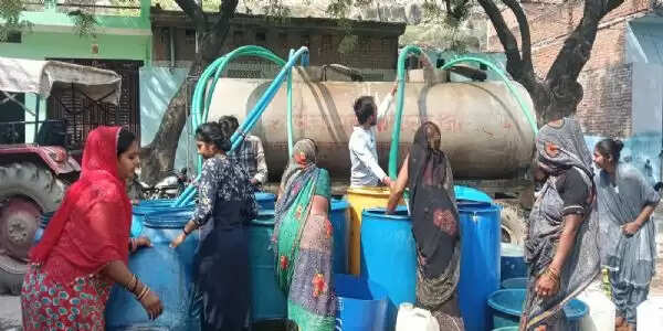 महोबा पत्थर मंडी में गहराया जल संकट, टैंकरों से हो रही पानी की आपूर्ति