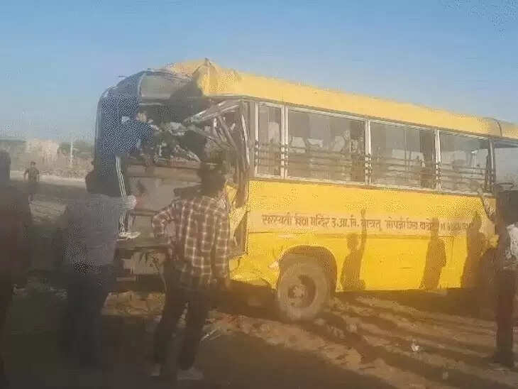 स्कूल बस को ट्रक ने मारी टक्कर, 10 बच्चे घायल, पांच की हालत गंभीर