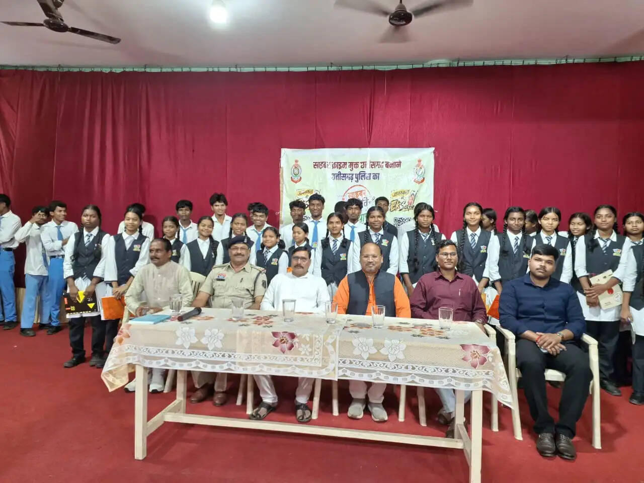 अम्बिकापुर : सेंट जेवियर स्कूल में पुलिस का साइबर जागृति अभियान, एक हजार से अधिक छात्र-छात्राओं को मिले सुरक्षा के गुर