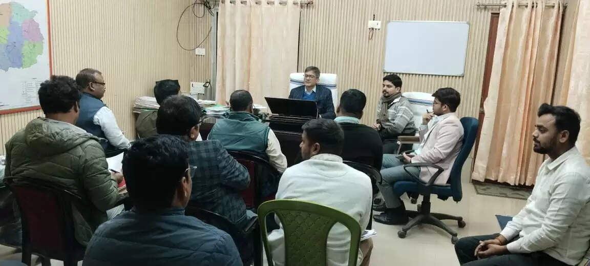 अपर समाहर्ता ने अधिकारियों के साथ बैठक कर राजस्व की समीक्षा की