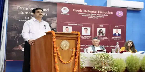 संविधान हत्या दिवस-उत्तराखंड के पूर्व मुख्यमंत्री कोश्यारी ने डीयू के प्रो. सुधीर सिंह की पुस्तक का किया लोकार्पण
