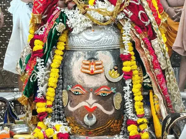 भस्म आरती में राजा स्वरूप में सजे महाकाल, शेषनाग मुकुट और मुंडमाल से किया अलंकरण