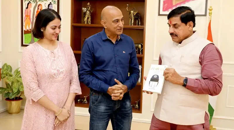 मप्रः मुख्यमंत्री डॉ. यादव ने क्रिकेटर अमय खुरासिया की पुस्तक 74 वर्ष बाद का विमोचन किया