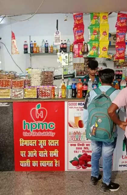 कैसरबाग बस स्टेशन पर या​त्री को लूट रहे दुकानदार, नाेटिस जारी