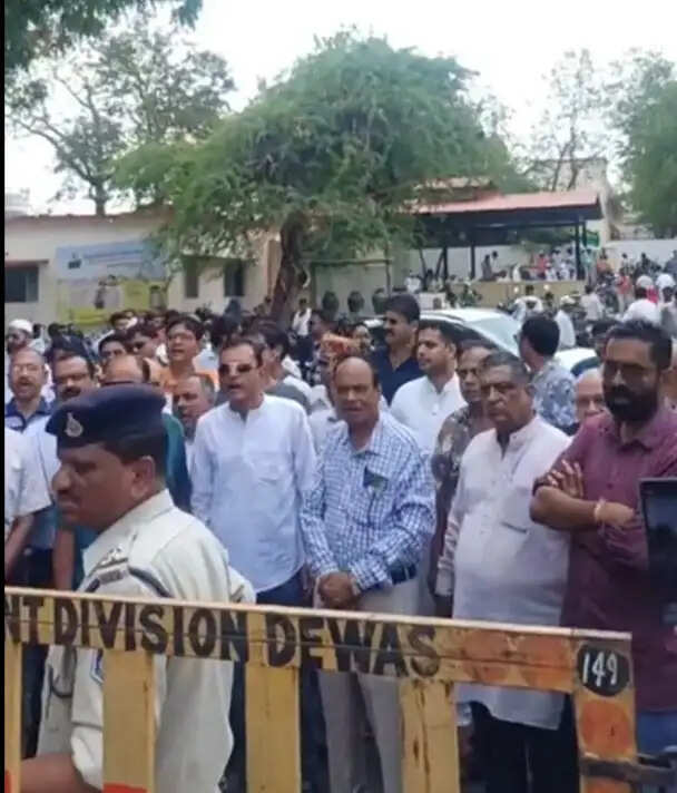 झाबुआ: तेरह दुकानों के मामले ने तूल पकड़ा; व्यापारी संघ के आव्हान पर रहा नगर बंद