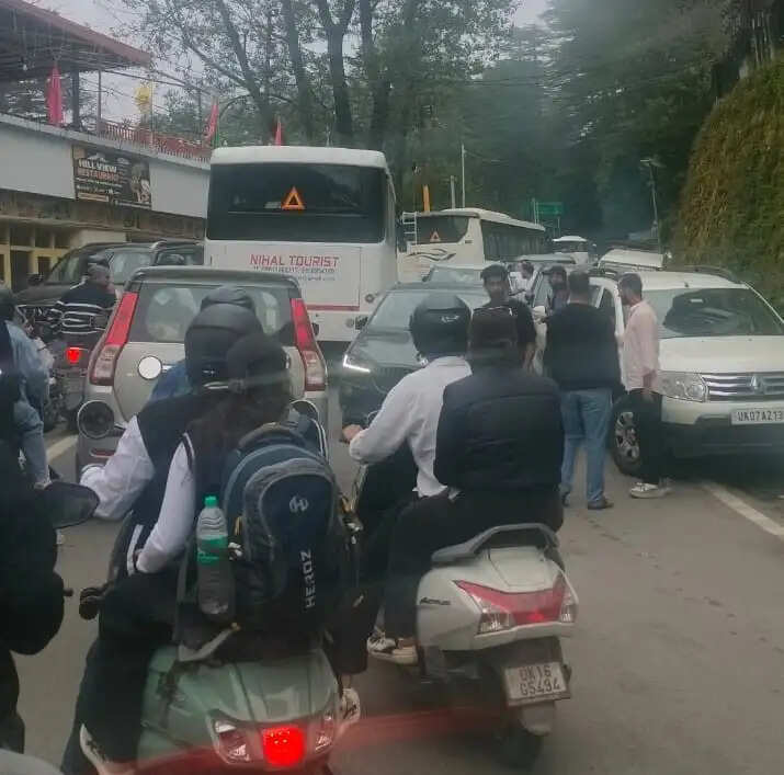 पर्यटन स्थल धनोल्टी में जाम से यात्रियों समेत स्थानीय लोग परेशान