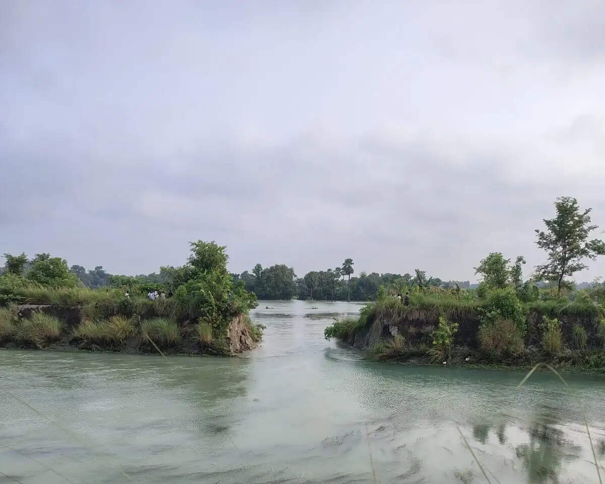 मुजफ्फरपुर के रक्सा के समीप तिरहुत मुख्य नहर का बीस फीट बांध टूटा, सैकड़ों खेतों में घुसा पानी