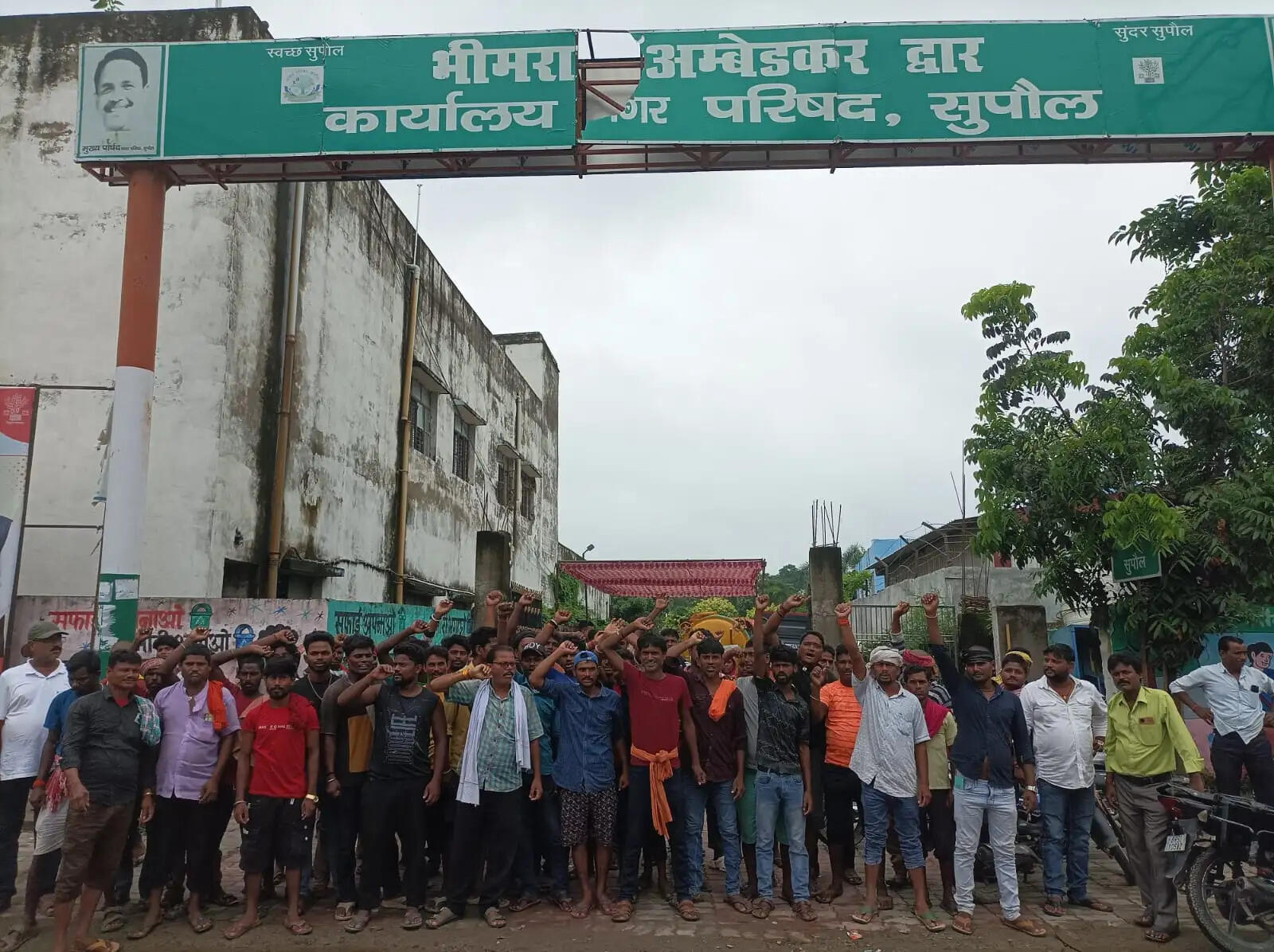 सुपौल में नगर परिषद कर्मियों की हड़ताल से सफाई व्यवस्था चरमराई, छह दिनों से शहर में नहीं उठ रहा कूड़ा