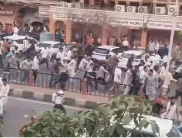 मस्जिद पर पोस्टर लगाने पर उपजा विवाद:जौहरी बाजार में प्रदर्शन के नाम पर जबरन दुकानें बंद कराने वालों को पुलिस ने खदेड़ा