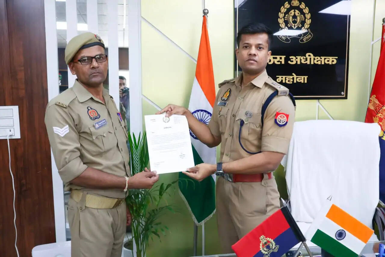 मृत्युदण्ड की सजा दिलाने वाले पैरोकार को एसपी ने प्रशस्ति पत्र प्रदान कर किया सम्मानित