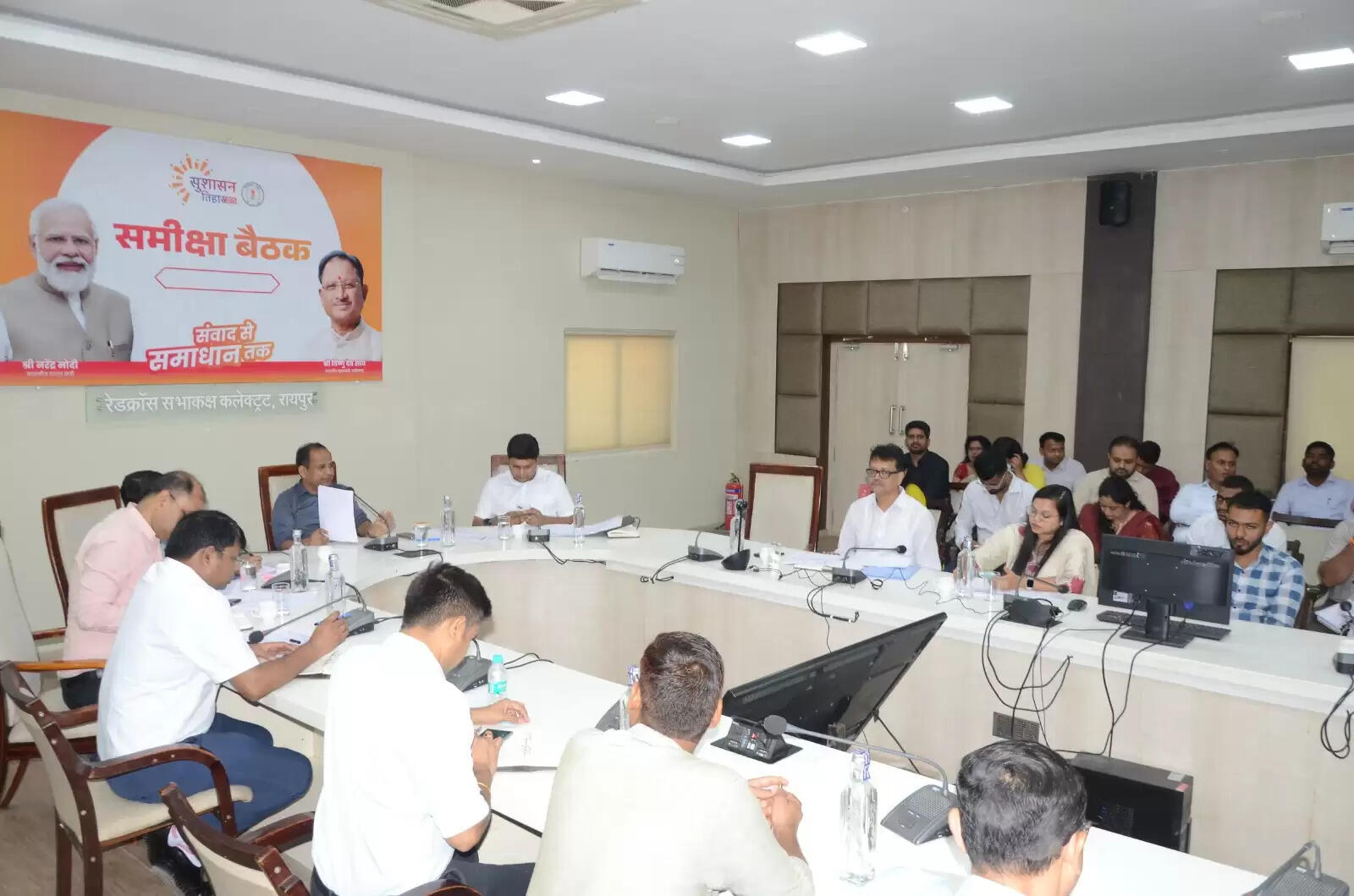 कलेक्टर डॉ. गौरव सिंह ने ली राजस्व विभाग की समीक्षा बैठक