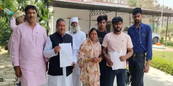 गोरखपुर में इंसाफ की पुकार : पति की मौत के बाद दर-दर भटक रही विधवा, आरोपियों की धमकियों से दहशत