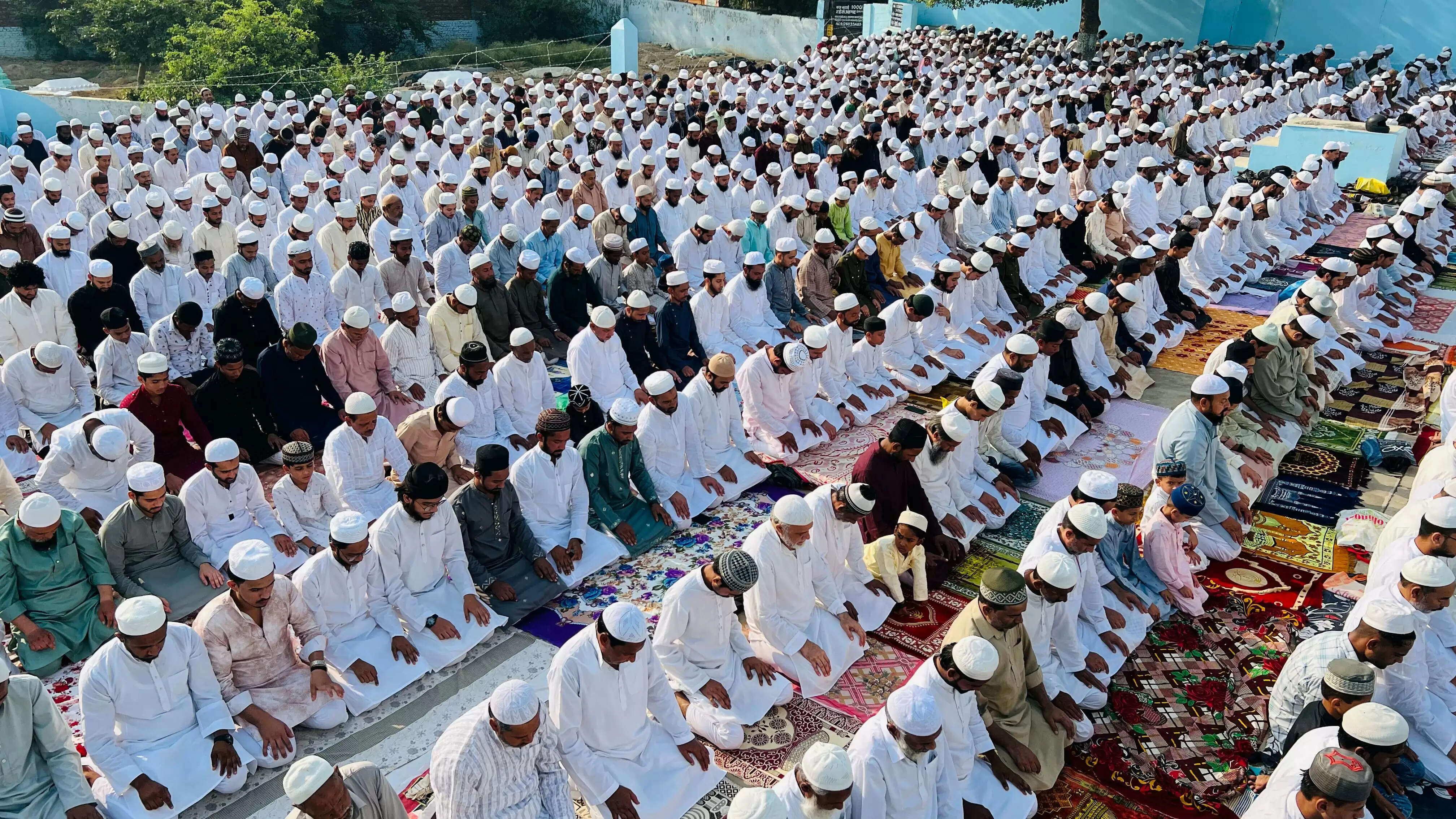 मुरादाबाद : मुल्क की तरक्की, अमन-चैन और भाईचारे की दुआ के साथ अदा हुई बकरीद की नमाज