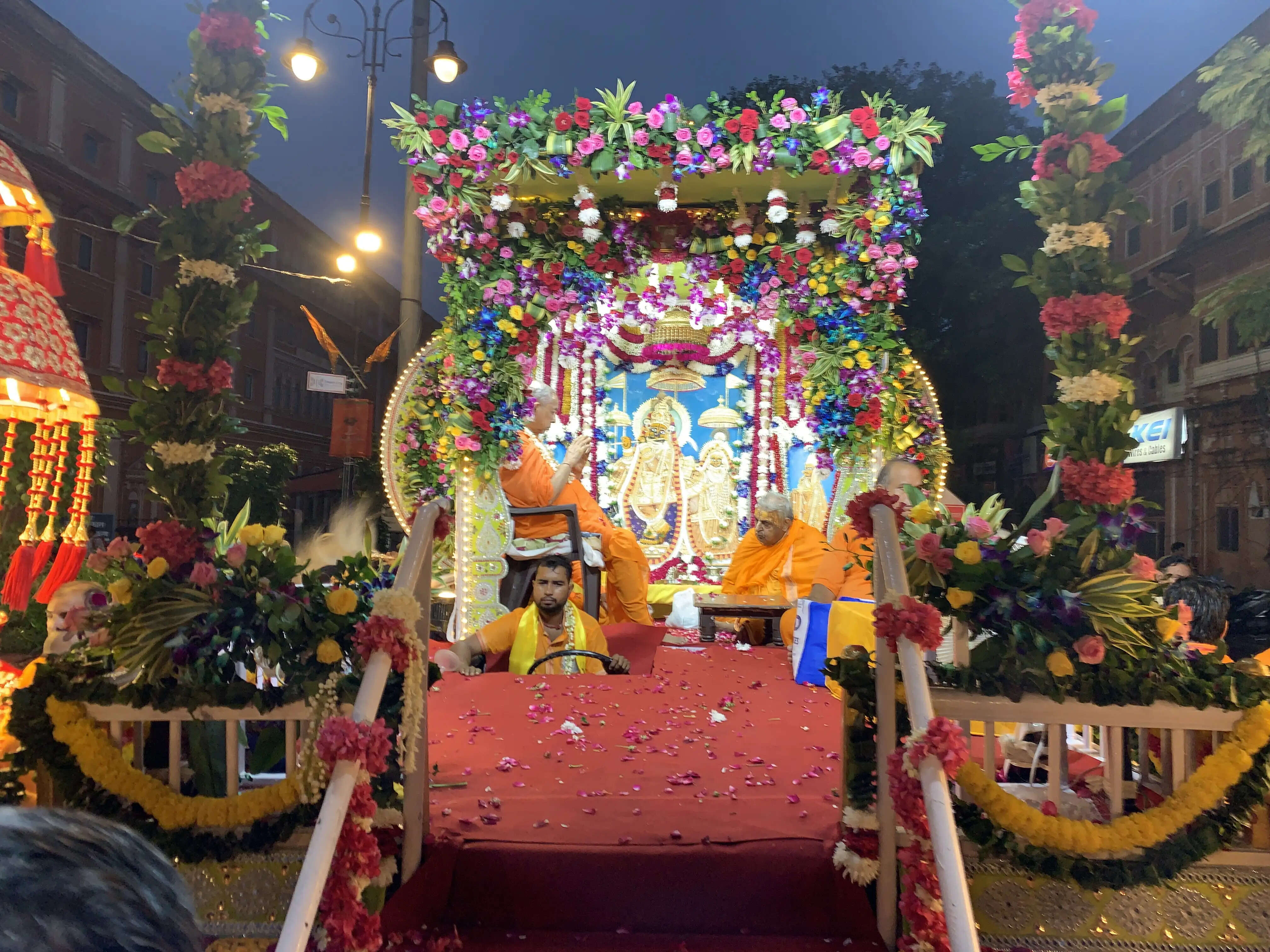 नंदोत्सव में उमड़ा आस्था का सैलाब: गोविंद देव जी की शोभायात्रा में झांकियों का आकर्षण