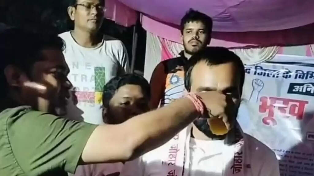 गरियाबंद में 60 घंटे तक चली भूख हड़ताल खत्म, 13 वन ग्राम राजस्व ग्राम घोषित होंगे