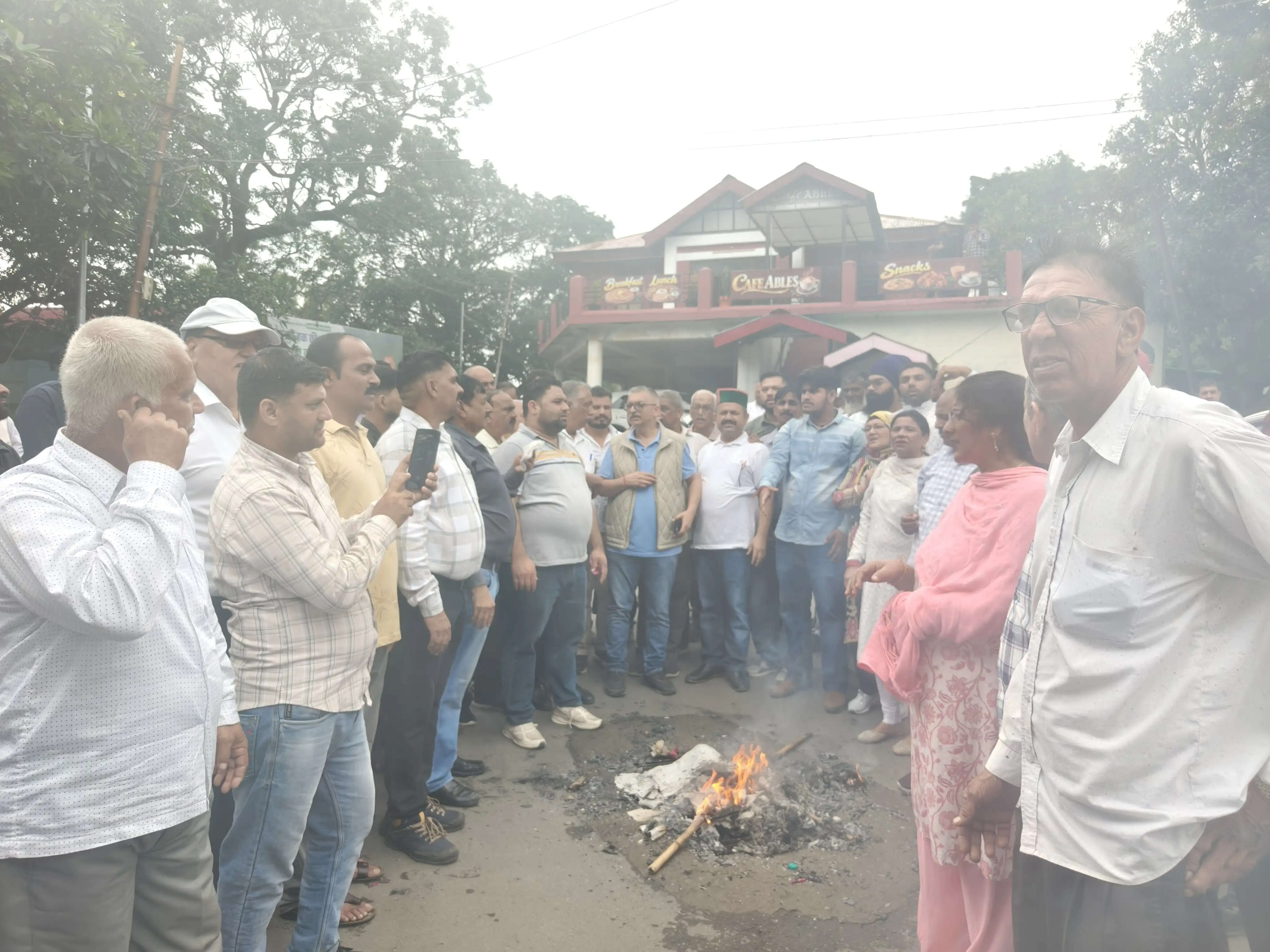 वोट चोरी और चुनाव आयोग की कार्यप्रणाली के खिलाफ कांग्रेस का नाहन में प्रदर्शन, जलाया पुतला