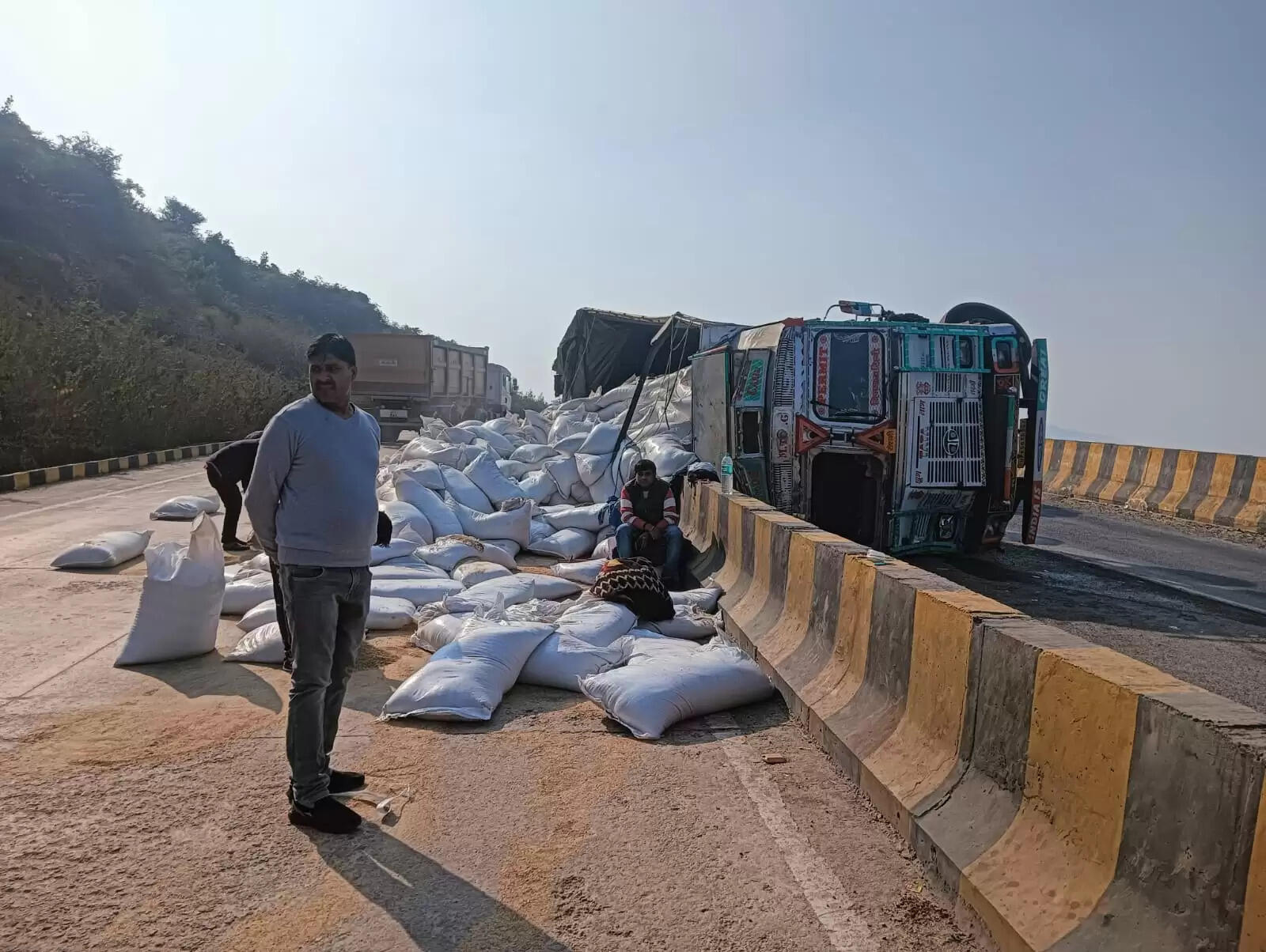 मीरजापुर में ब्रेक फेल होने से सोया डीओसी लदा ट्रक पलटा, चालक घायल