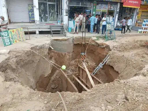 बीस फीट गहरे गड्ढे में दबे दो मजदूर: समय रहते रेस्क्यू कर बचाई जान