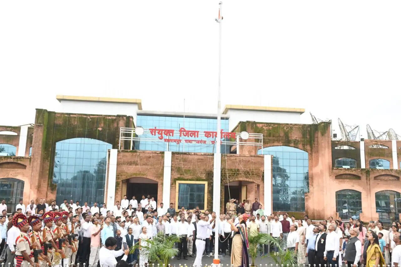 संयुक्त जिला कार्यालय में कलेक्टर चंदन संजय त्रिपाठी ने किया ध्वजारोहण