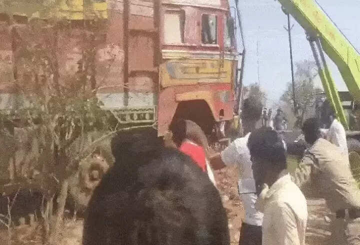 छतरपुरः झांसी-खजुराहो हाईवे पर ट्रक की टक्कर से बाइक सवार तीन लोगों की मौत, दो घायल