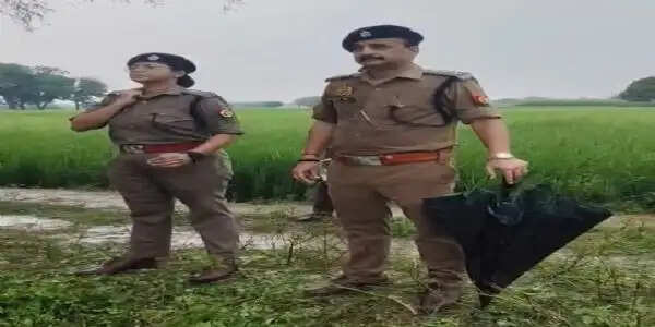 पेड़ से लटके मिले युवक-महिला के शव