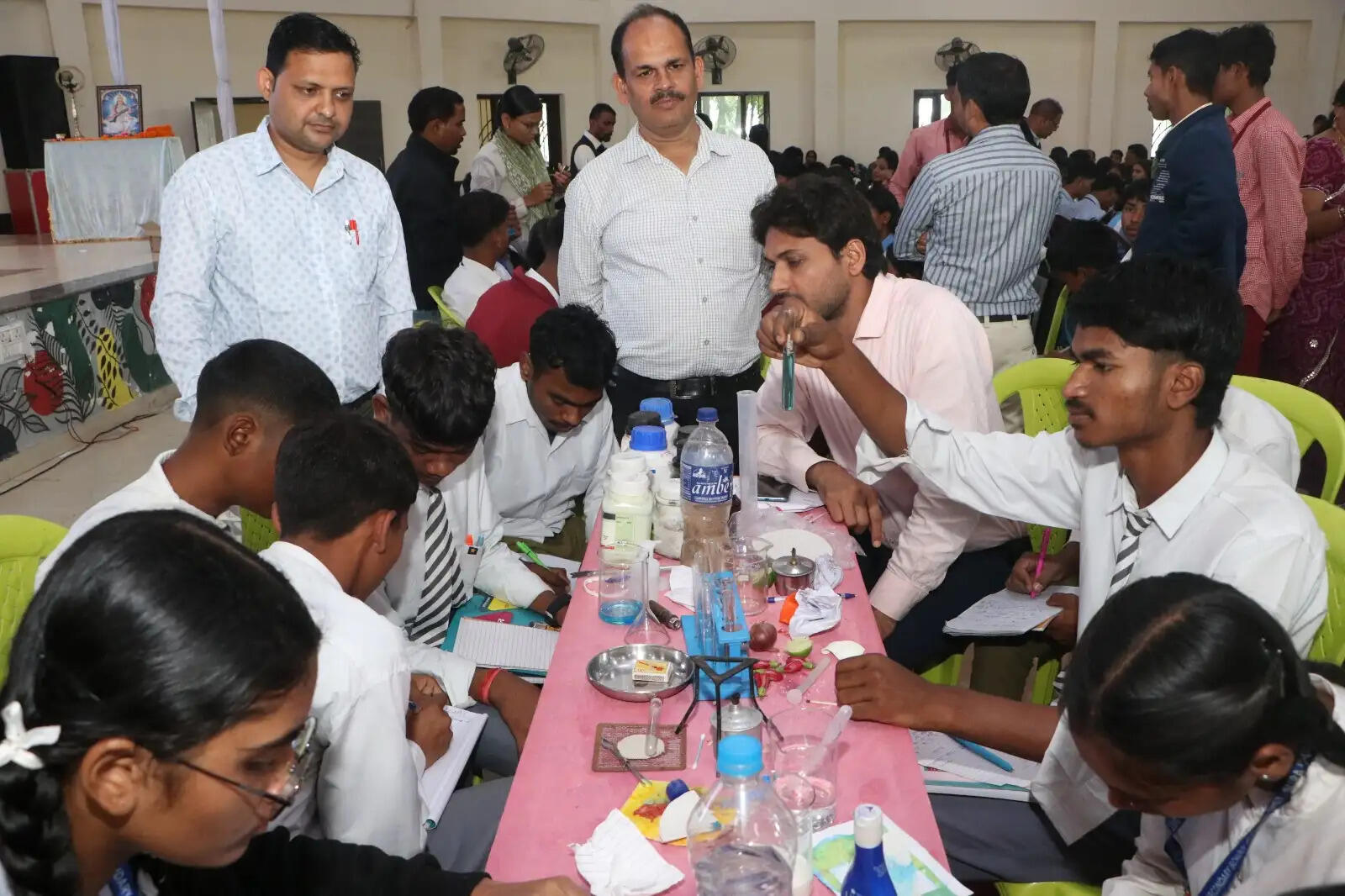 सूरजपुर में जिला स्तरीय विज्ञान मेले में 758 शिक्षकों और विद्यार्थियों ने लिया हिस्सा, प्रयोगों से समझे विज्ञान के सिद्धांत
