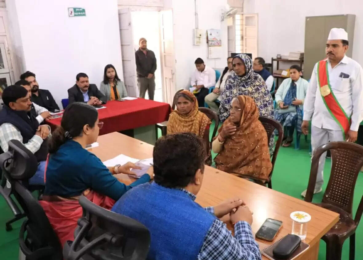 झाबुआ: जनसुनवाई में पैयजल समस्या सहित सरपंच पति की मनमानी की शिकायत