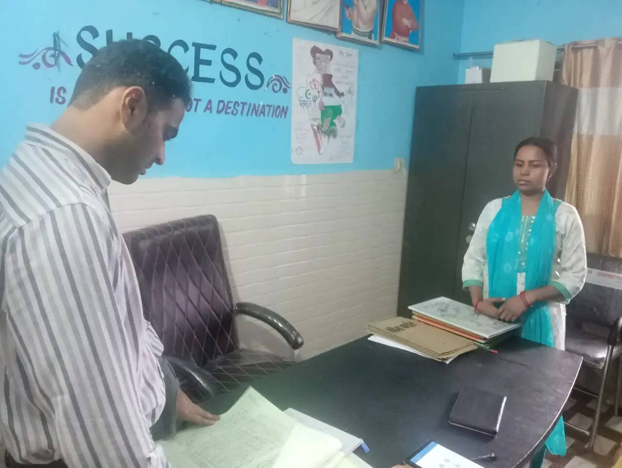 डीएम ने कस्तूरबा विद्यालय भटनी का किया औचक निरीक्षण