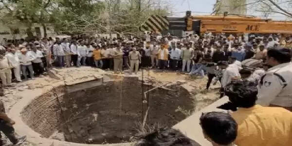 (अपडेट) मप्र के मंदसौर जिले में बाइक को टक्कर मारकर कुएं में गिरी वैन, 12 लोगों की मौत