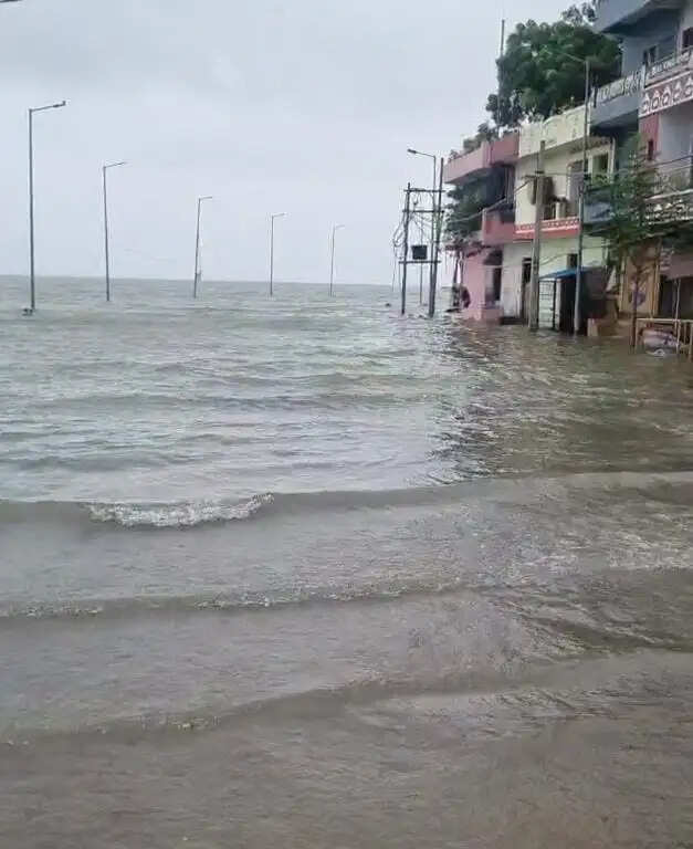 प्रयागराज में गंगा-यमुना का जलस्तर घटा, बाढ़ का खतरा टला