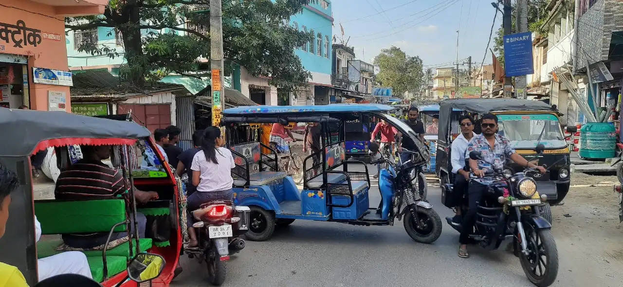 ऑटो और ई रिक्शा चालक नहीं करते हैं ट्रैफिक नियम को फॉलो