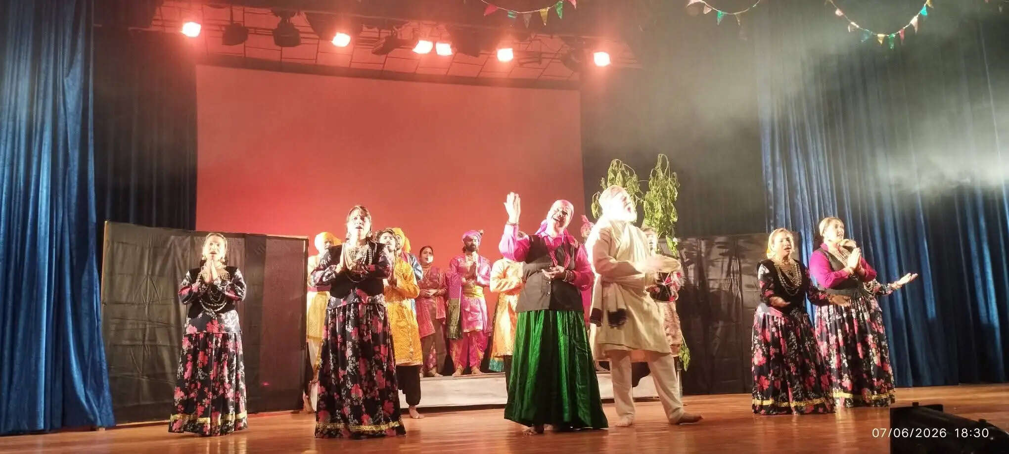 प्रज्ञा आर्ट्स के कलाकारों ने जै जिया नाटक का किया शानदार मंचन