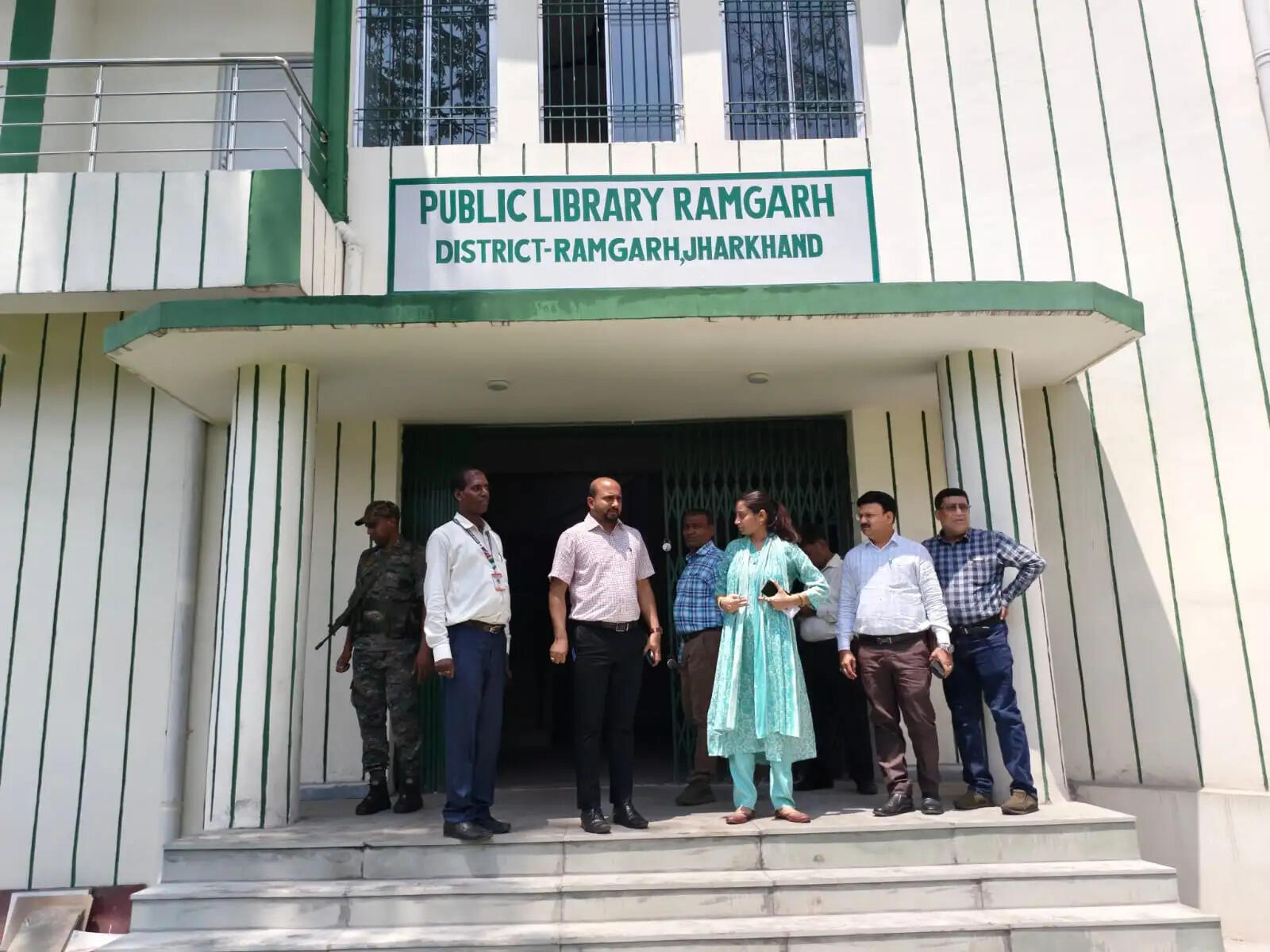 डीसी ने 10 दिनों में गांधी स्कूल के लाइब्रेरी का शुरू करने का दिया निर्देश