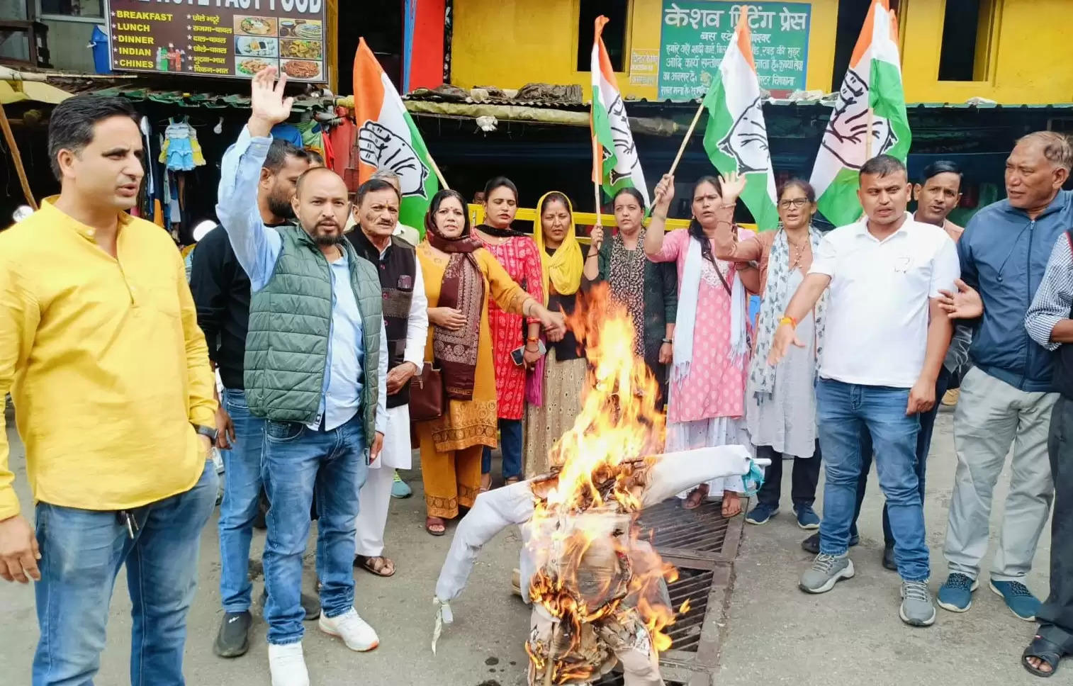 राहुल गांधी के खिलाफ बयानबाजी पर कांग्रेस का प्रदर्शन, गोपेश्वर में पुतला दहन